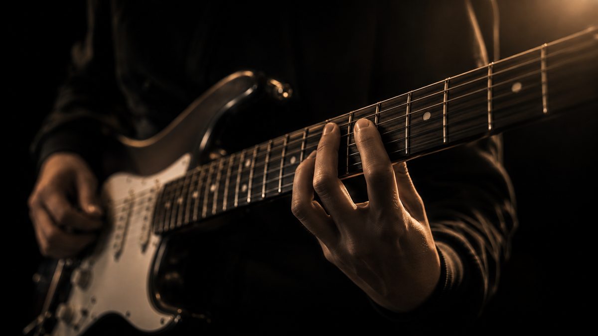 Mãos praticando acordes na guitarra
